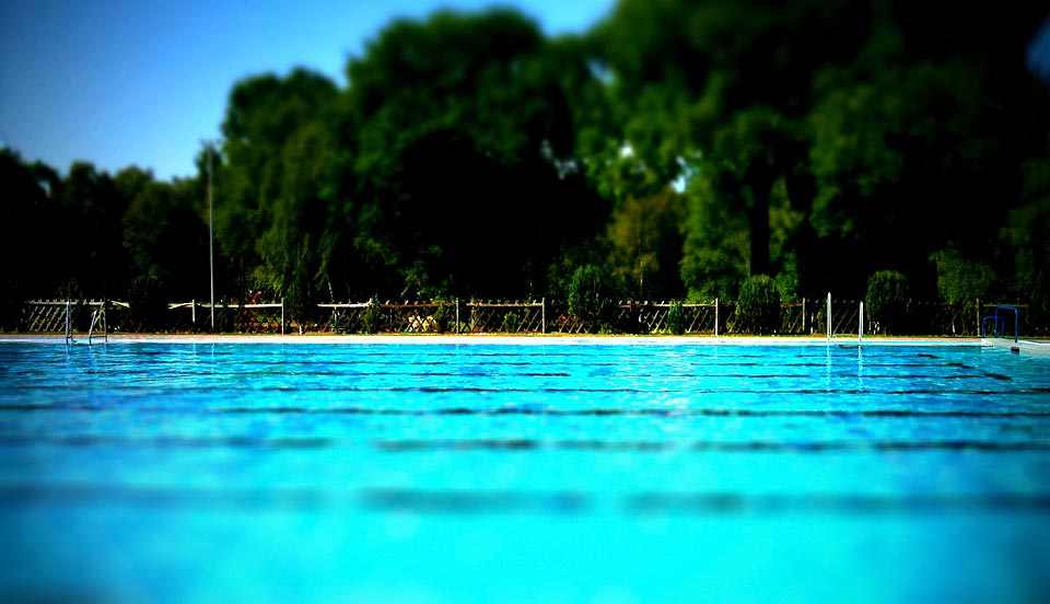 Menschenleeres Schwimmbad. Das wird nicht lange so bleiben.