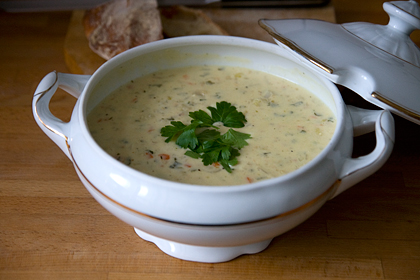 Blumenkohlsuppe in Terrine