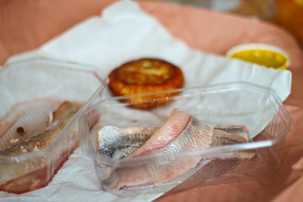 Im Uhrzeigersinn: Fischfrikadelle, Dillsenf, angeräucherter Matjes, Sherry Sill