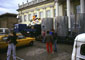 Der Tieflader kommt vor dem Fridericianum an. Gleich beginnt die documenta 8.