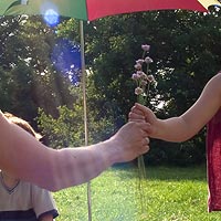 Geburtstagskind bekommt Blumenstrauß