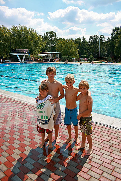 4 Jungs im Schwimmbad