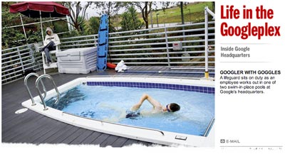 Jemand schwimmt in einer Gegenstromanlage in einem sehr kleine Schwimmbecken, während ein Bademeister zeitunglesend für die Sicherheit verantwortlich ist